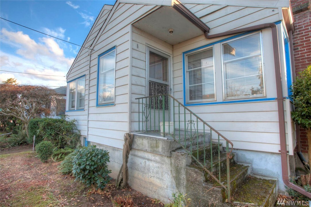 Property Photo:  4515 S Willow St  WA 98118 