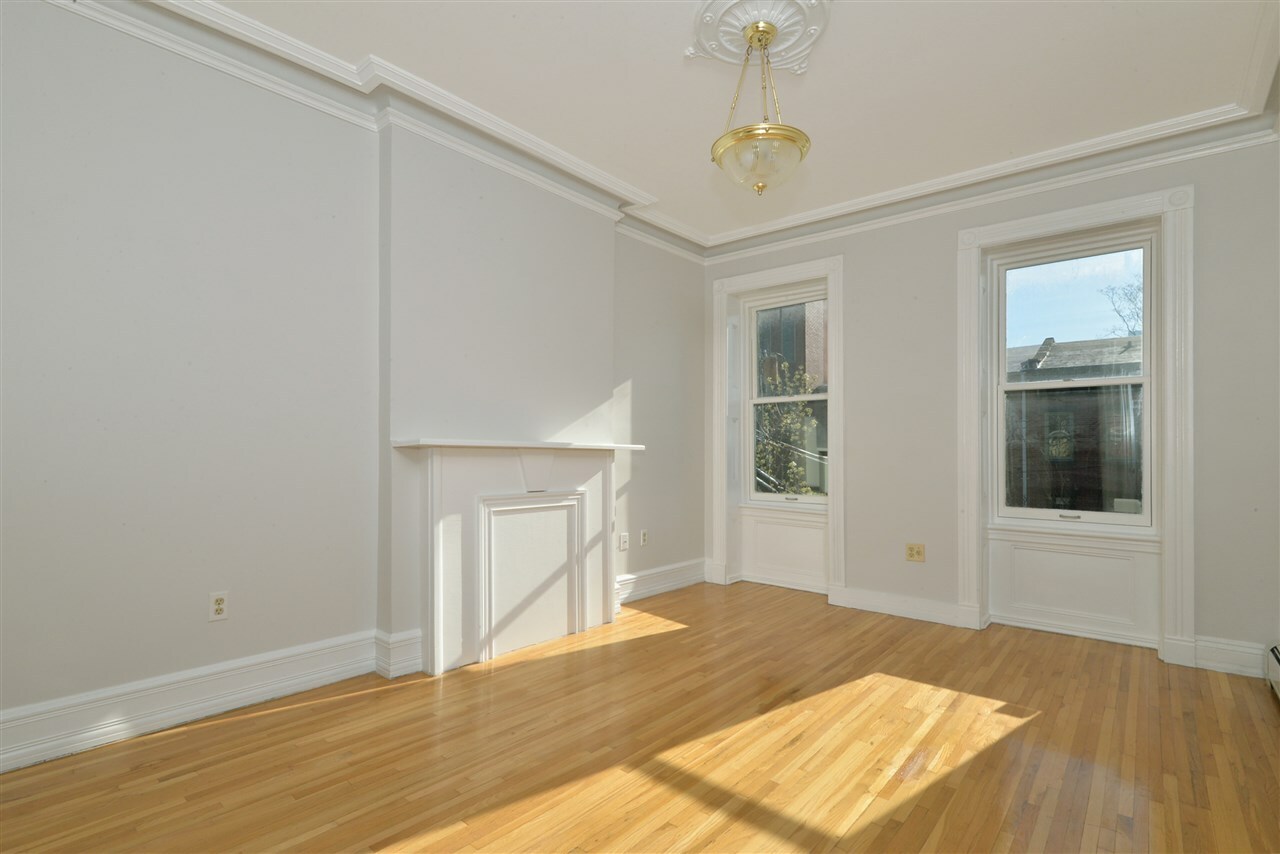 Property Photo:  109 Erie St 2R  NJ 07302 