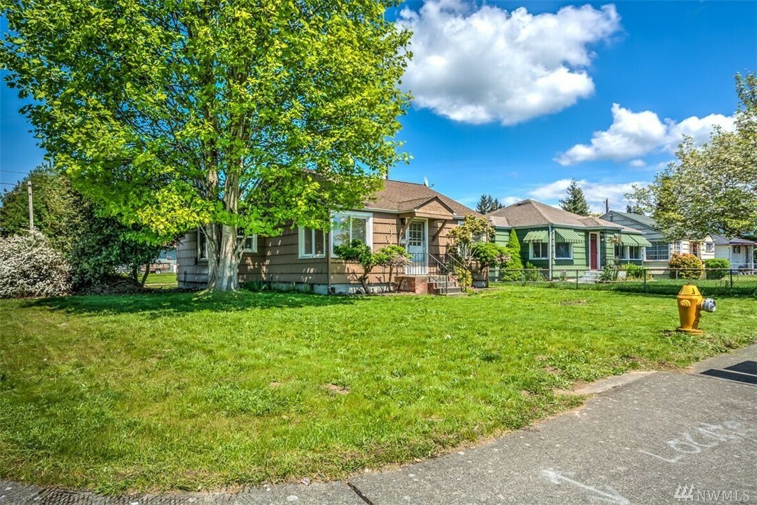 Property Photo:  1701 8th St  WA 98270 