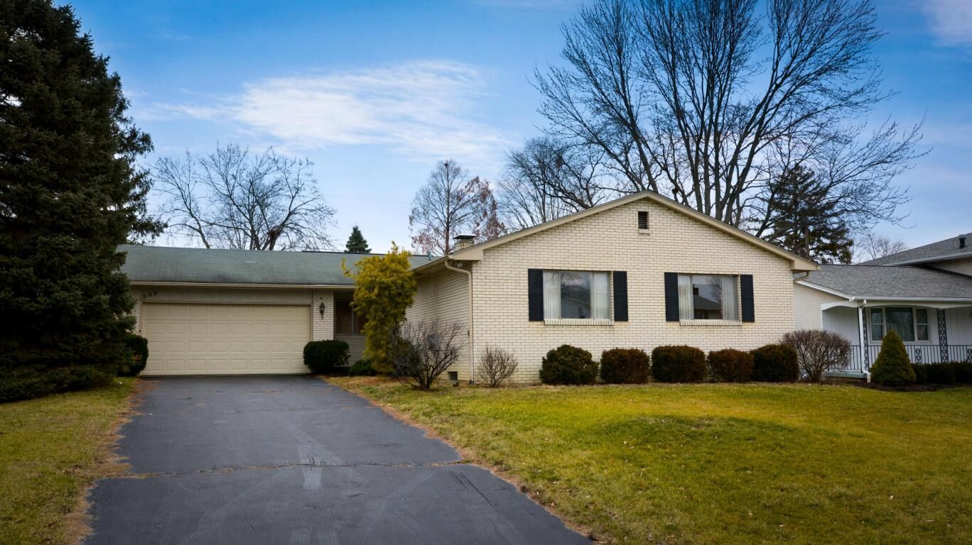 Property Photo: 996 Kenwood Lane OH 43220