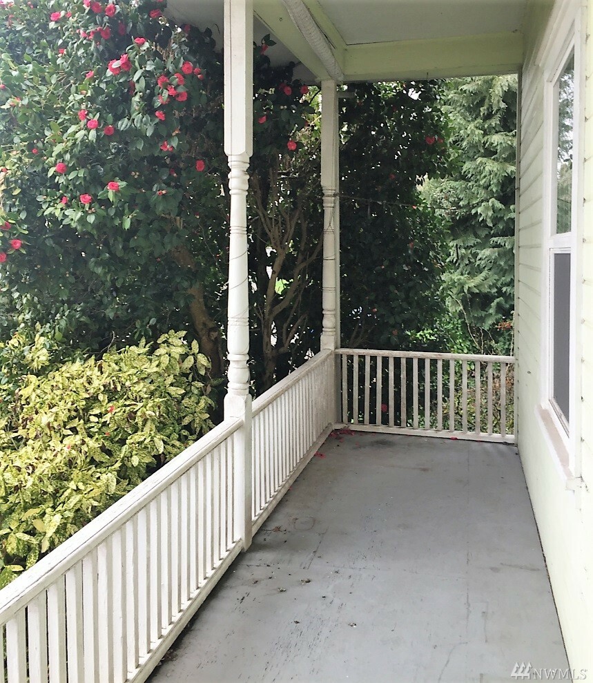 Property Photo:  712 SW 3rd Place  WA 98057 