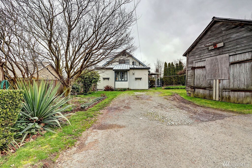 Property Photo:  1909 Summit Ave  WA 98201 