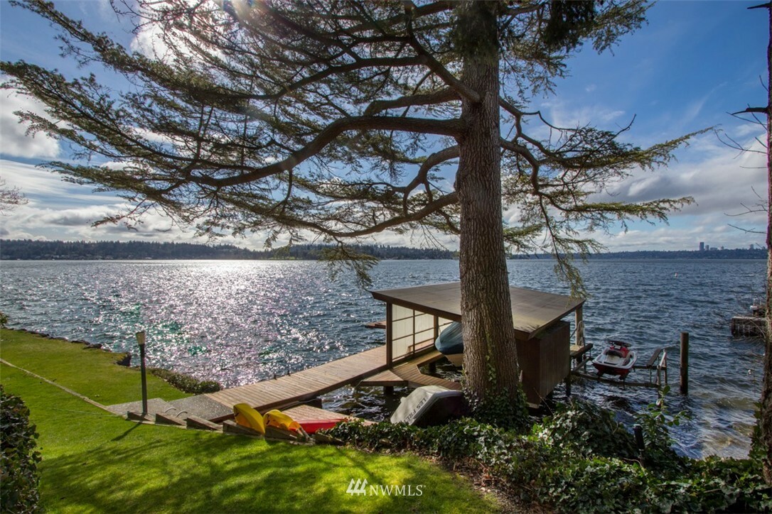 Property Photo:  817 Shoreland Drive SE  WA 98004 