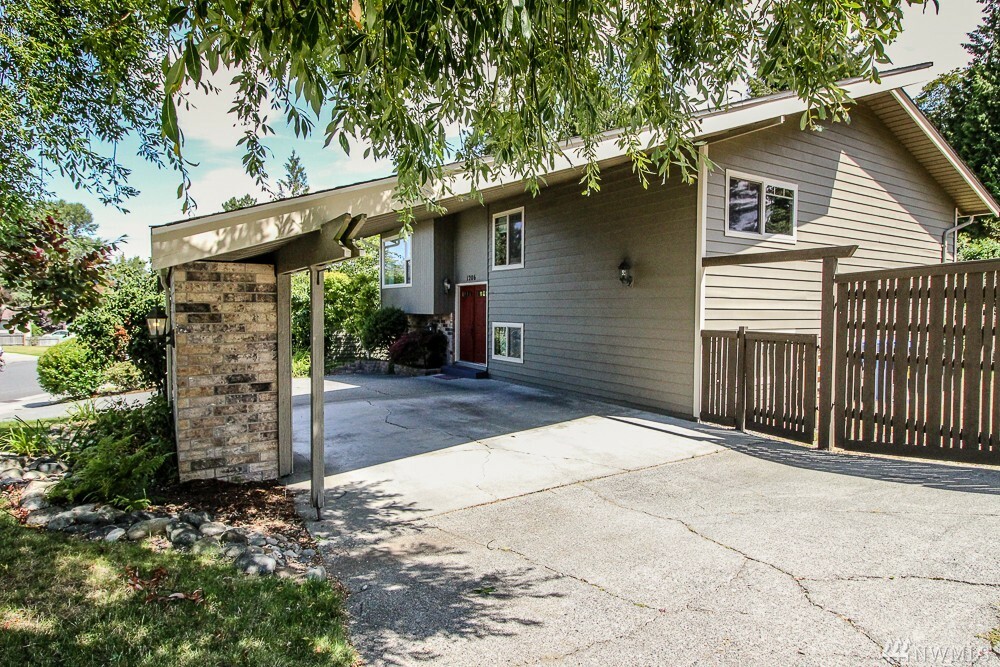 Property Photo: 1206 Kenoyer Dr WA 98229