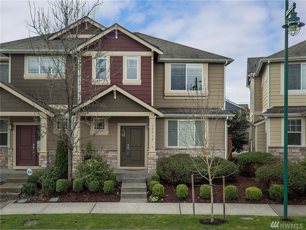 Property Photo:  13910 N Pointe Cir  WA 98012 