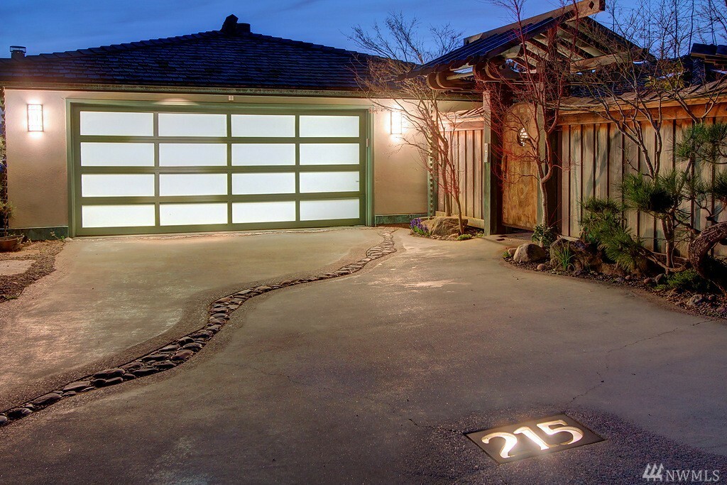 Property Photo: 215 Highland Dr WA 98020