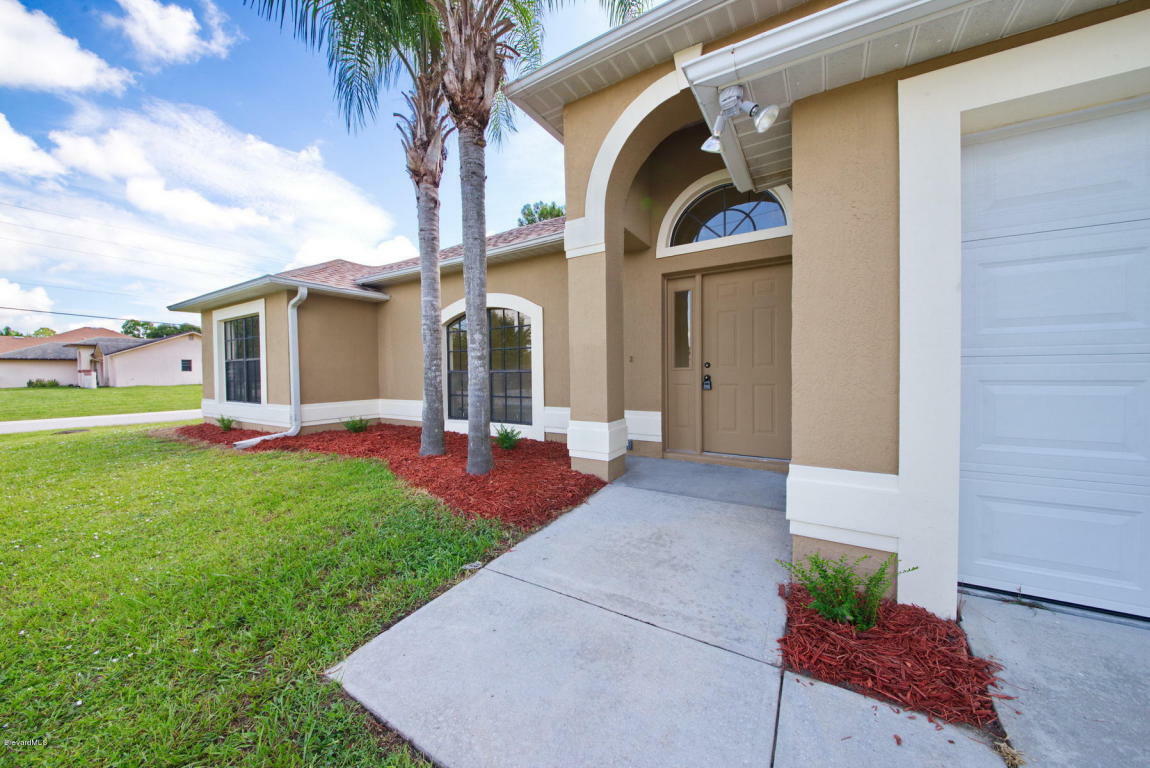 Property Photo:  1099 NW Glendale Avenue  FL 32907 