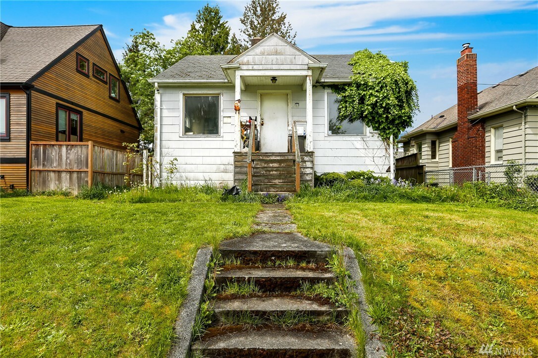 Property Photo:  5939 34th Ave SW  WA 98126 