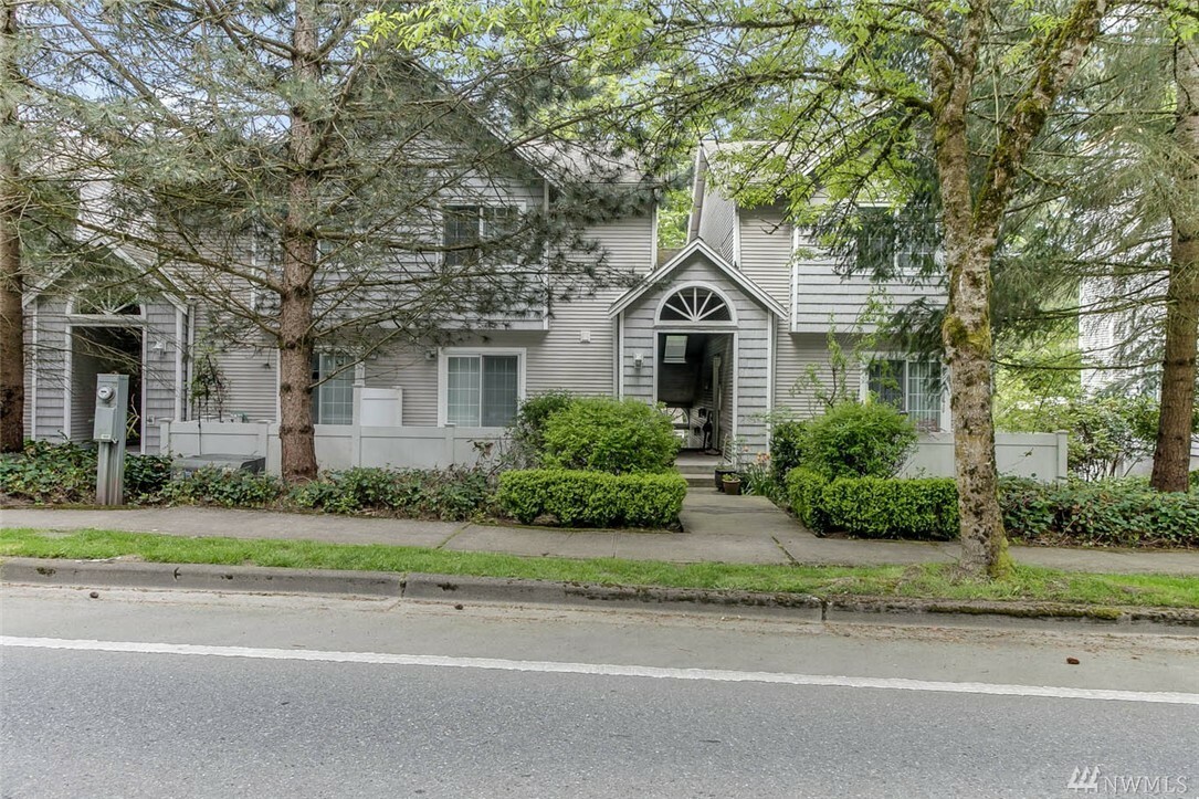 Property Photo:  601 12th Ave NW D2  WA 98027 