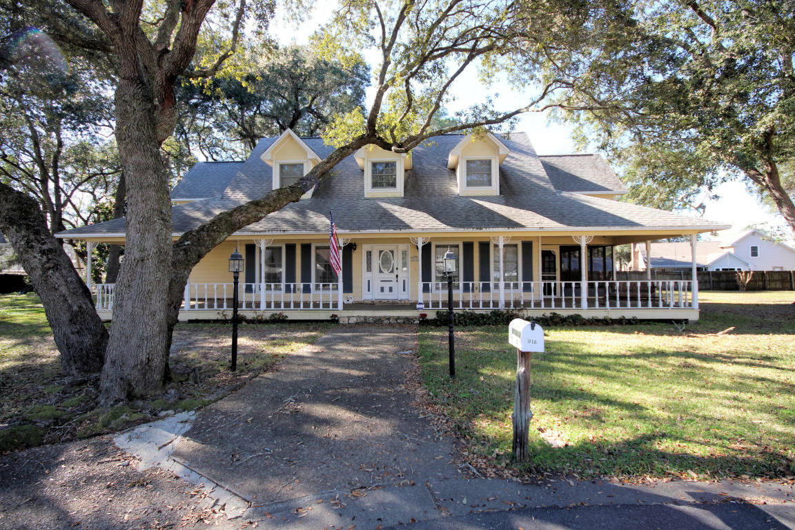 Property Photo:  916 Cloverdale Court  FL 32547 