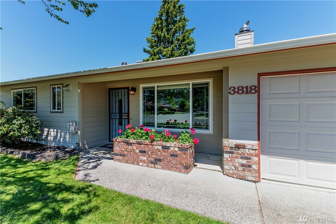 Property Photo:  3818 Cottonwood St  WA 98632 