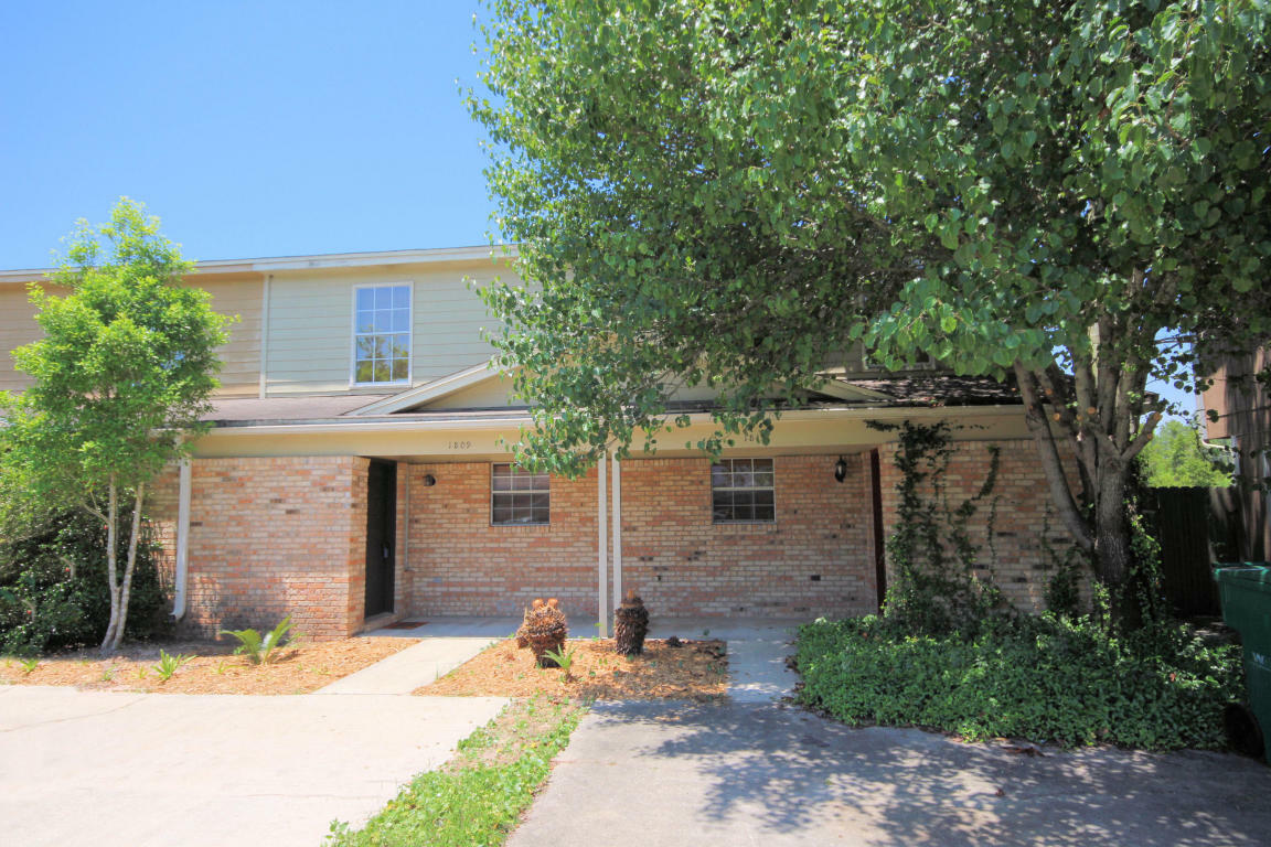 Property Photo: 1809 Whispering Oaks Lane FL 32547