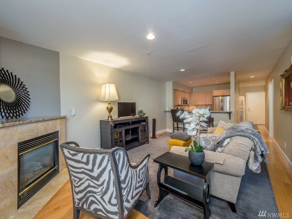 Property Photo: 220 1st St 105 WA 98033