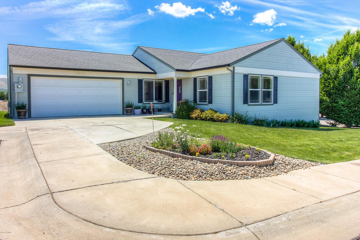 Property Photo: 2506 King Ct WA 98902