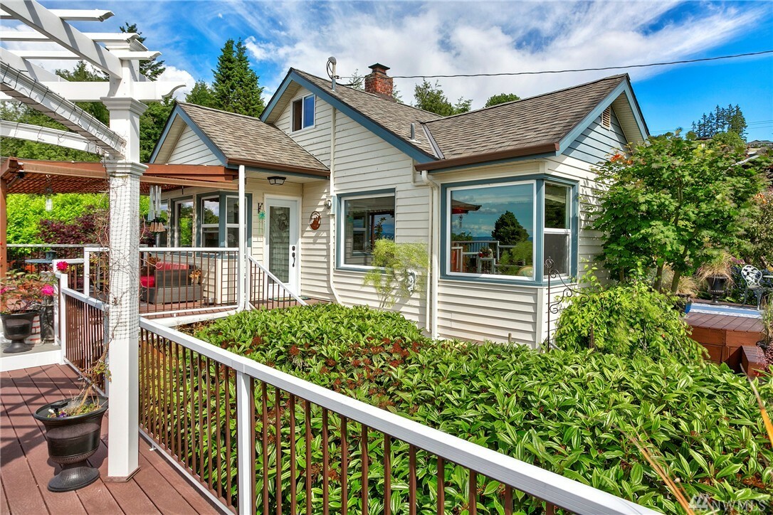 Property Photo:  1456 Madrona Ave  WA 98203 