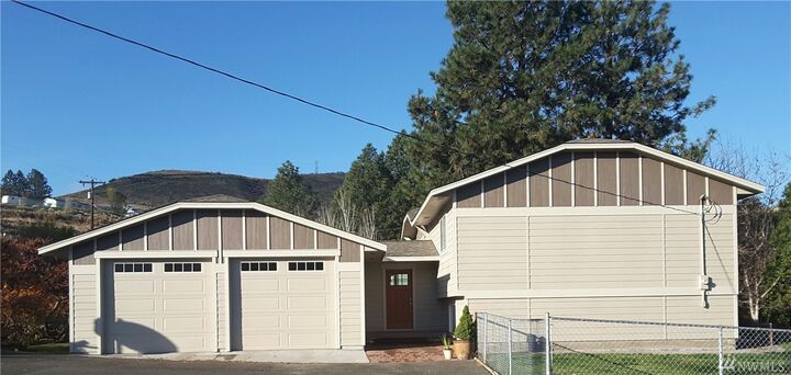 Property Photo:  302 1st St  WA 98849 