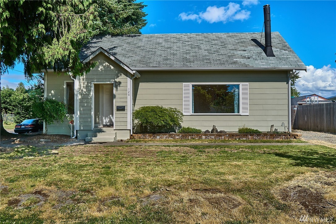 Property Photo: 126 N St NE WA 98002