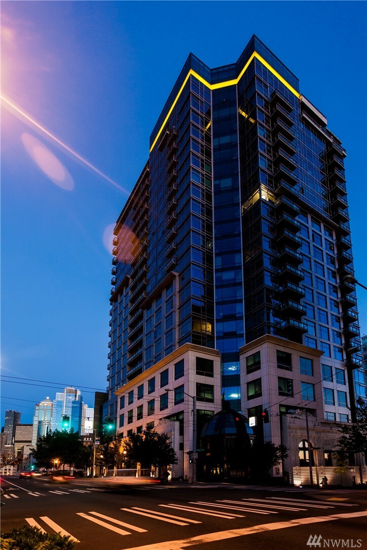 Property Photo: 2033 2nd Ave 200 WA 98121