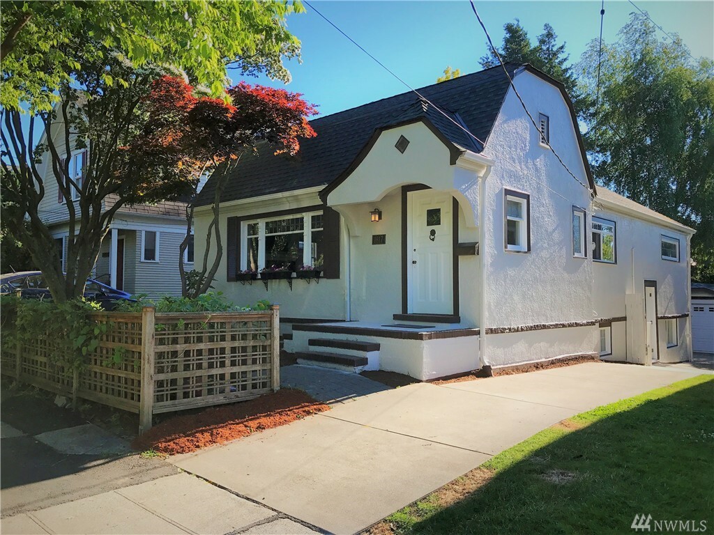 Property Photo:  1817 Federal Ave E  WA 98102 