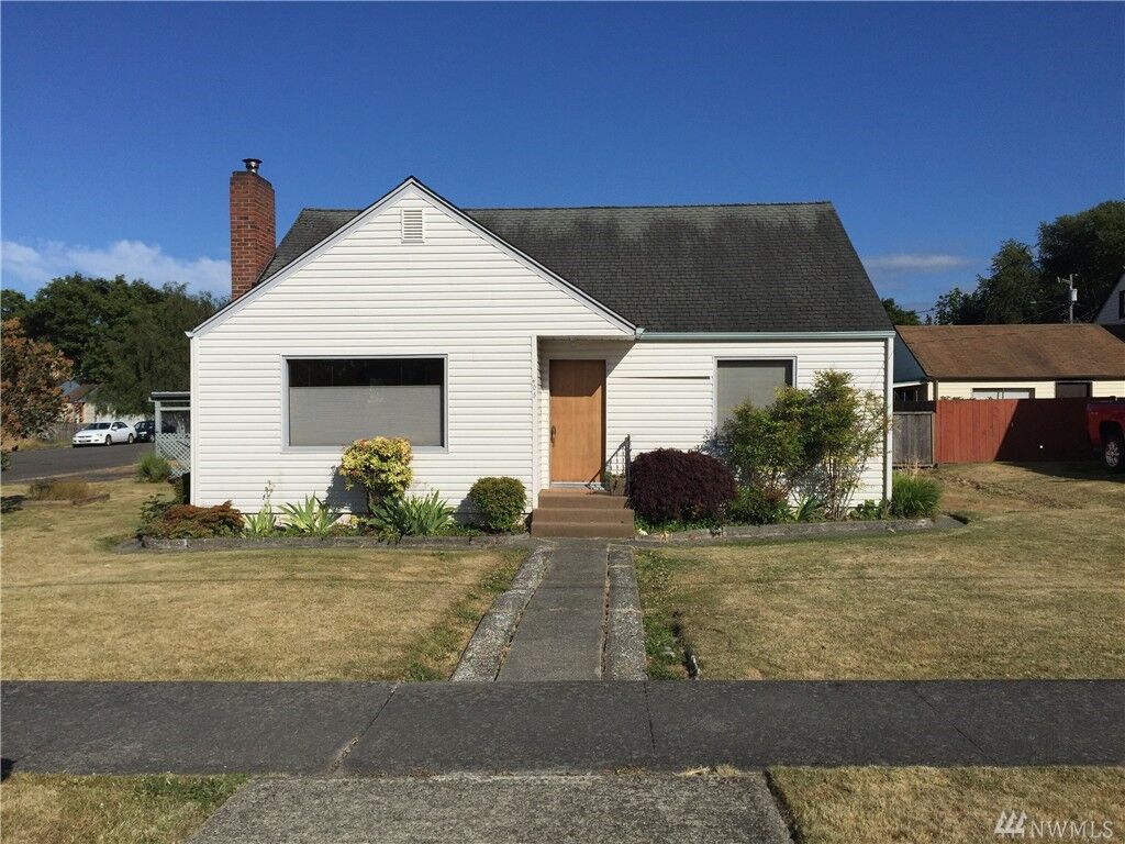 Property Photo:  405 S Pine St  WA 98362 