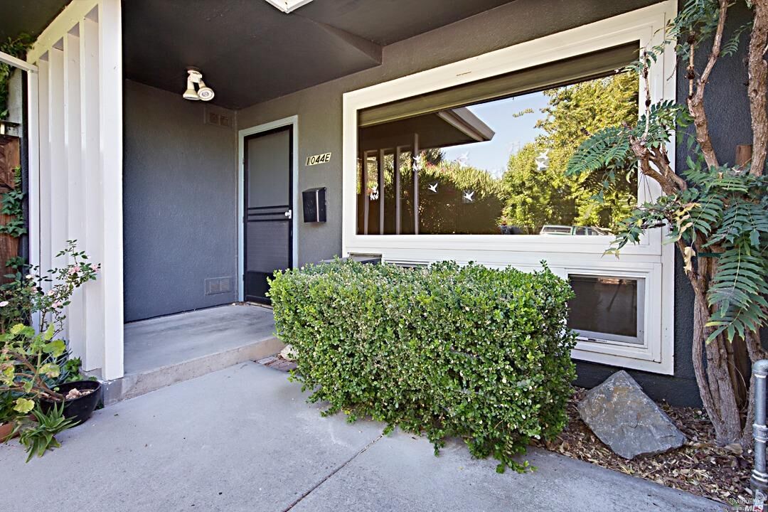 Property Photo:  1044 E Los Gamos Road  CA 94903 