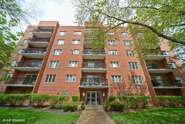 Property Photo: 820 Graceland Avenue 402 IL 60016