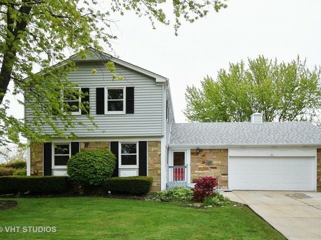 Property Photo: 1132 Whitehall Drive IL 60089