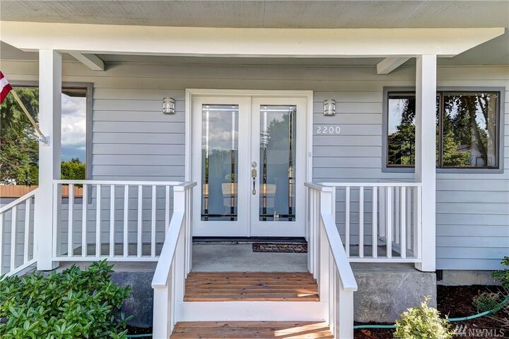 Property Photo:  2200 Woodridge Ave  WA 98273 