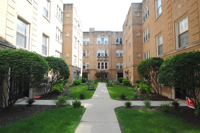 Property Photo:  201 Washington Boulevard 2S  IL 60302 