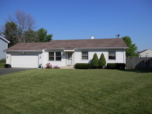 Property Photo: 417 Chippendale Drive IL 60103