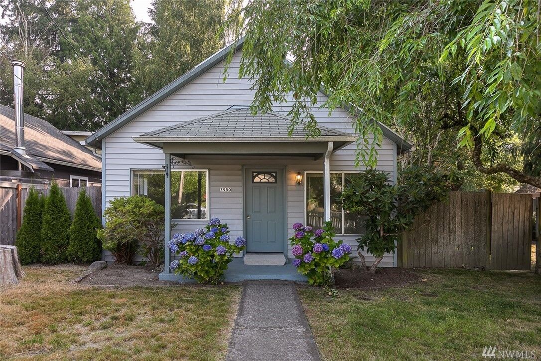 Property Photo:  7950 Maple Ave SE  WA 98065 