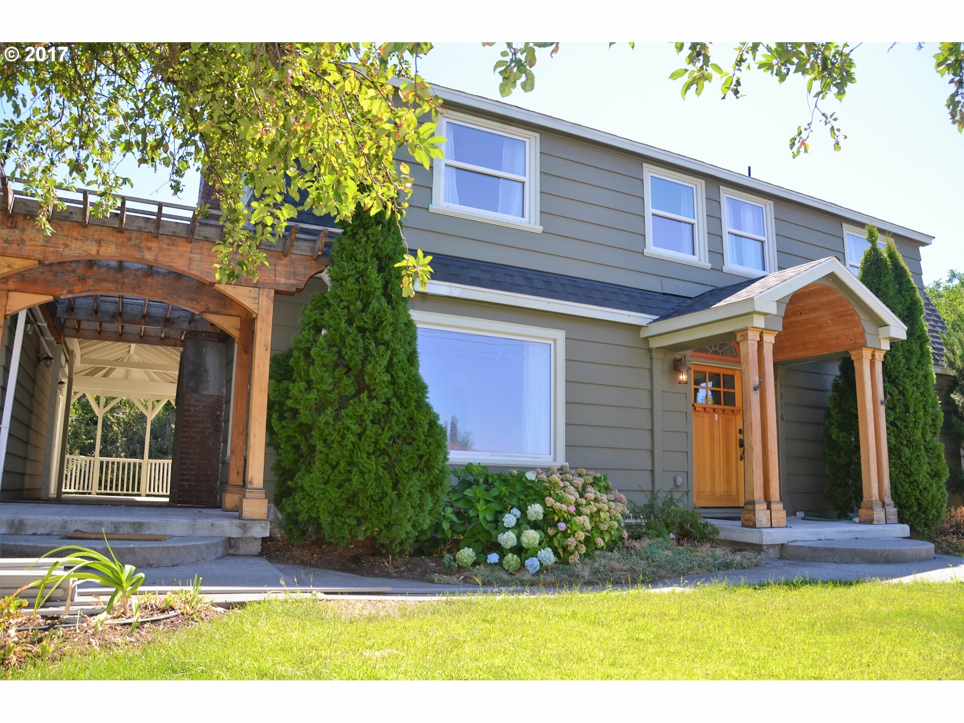 Property Photo: 1316 E 18th St OR 97058