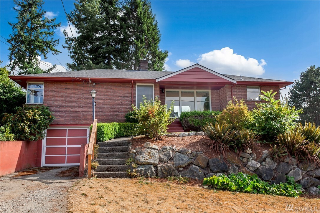 Property Photo:  2101 N 88th St  WA 98103 