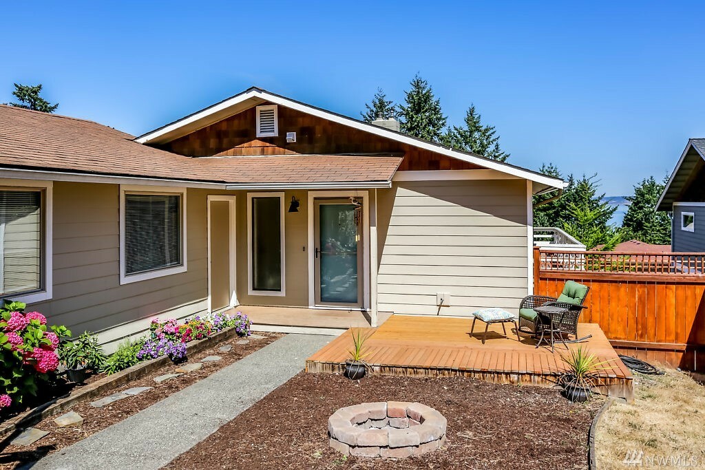 Property Photo: 103 E Morris Rd WA 98239