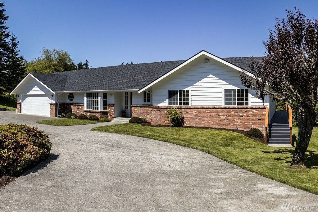 Property Photo:  1311 Broad St  WA 98229 