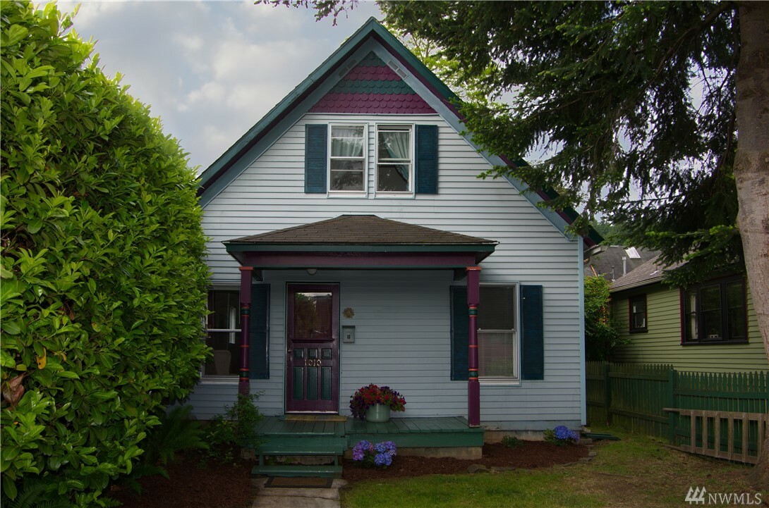 Property Photo:  1010 E Maple St  WA 98225 