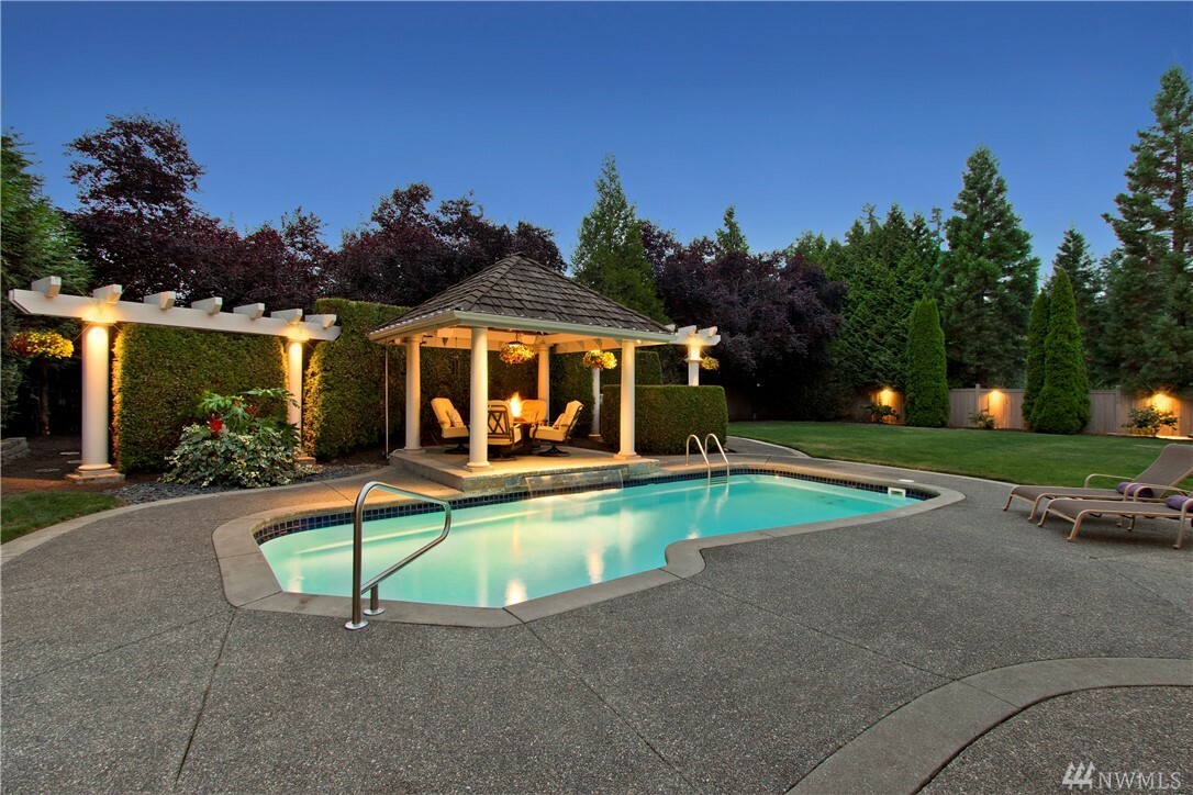 Property Photo:  113 Windsor Dr SE  WA 98074 