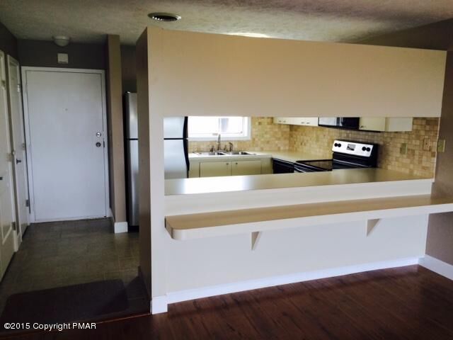 Property Photo: 115 Foxfire Dr 207 PA 18344