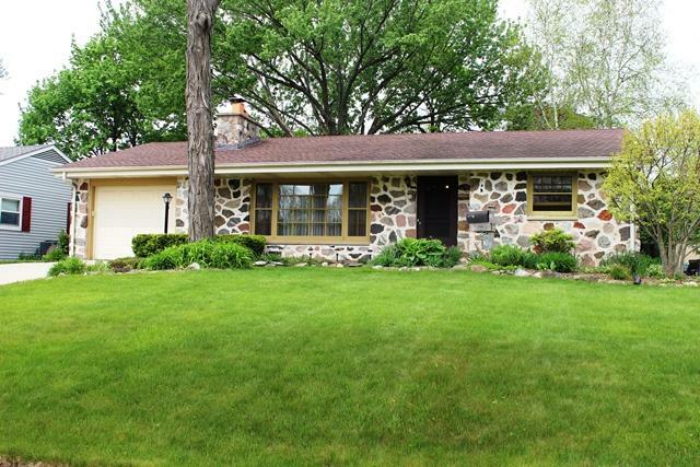 Property Photo: 904 Beverly Ln WI 53090