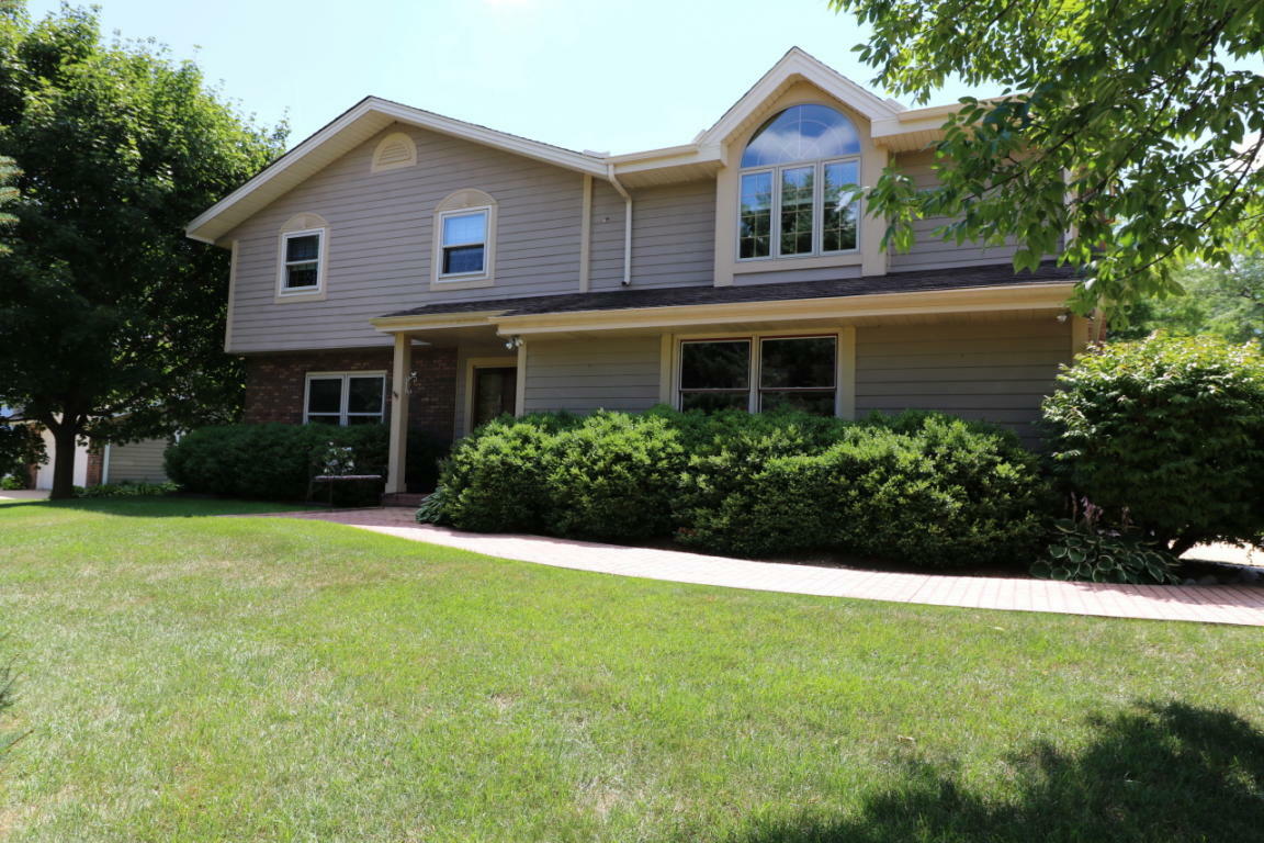 Property Photo:  15401 W Mayflower Dr  WI 53151-6733 