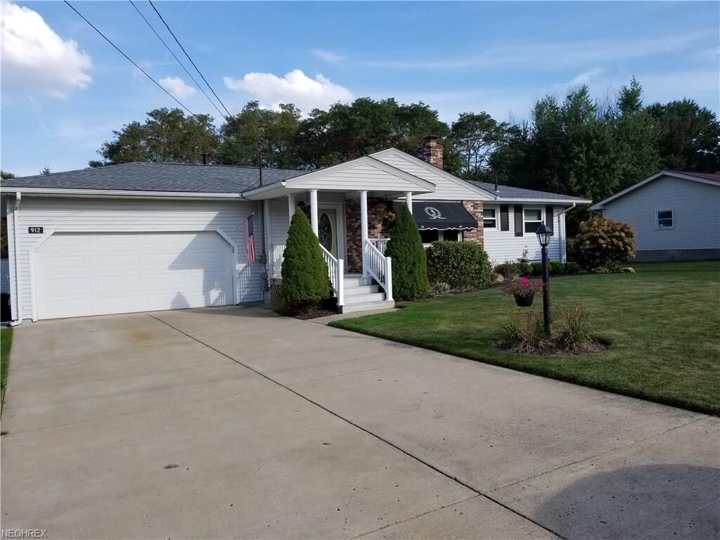 Property Photo:  912 David Lane NE  OH 44403 