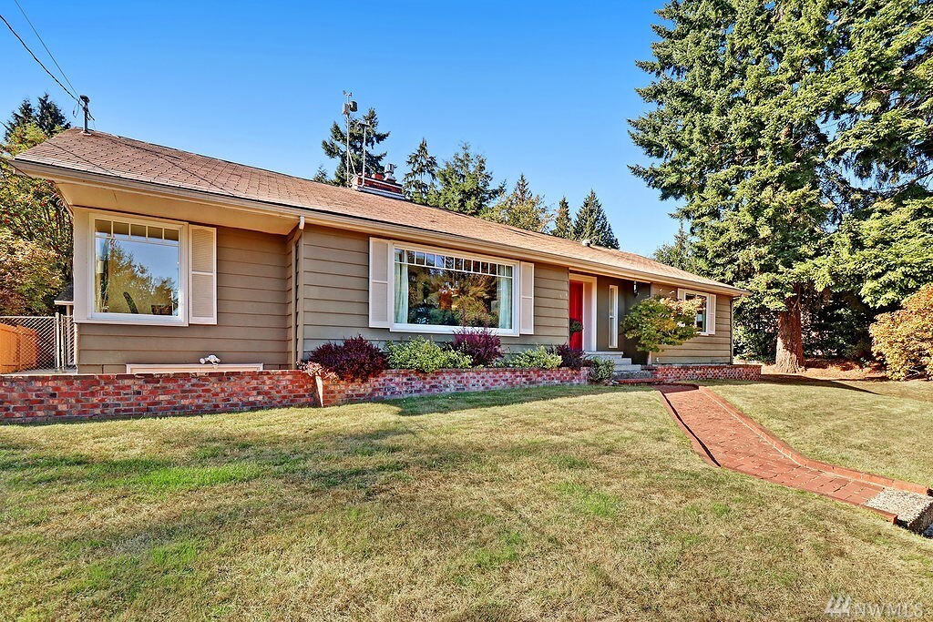 Property Photo: 10723 Densmore Ave N WA 98133