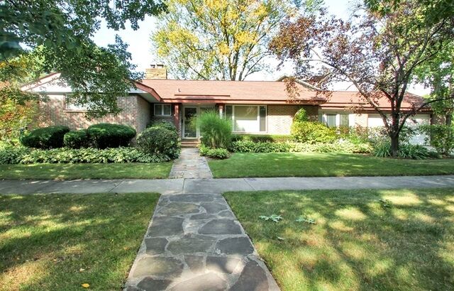 Property Photo:  814 Lincoln Avenue  IL 60068