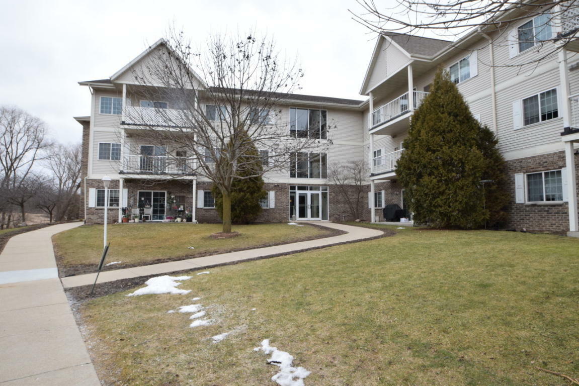 Property Photo:  140 W Commerce Blvd 114  WI 53086 