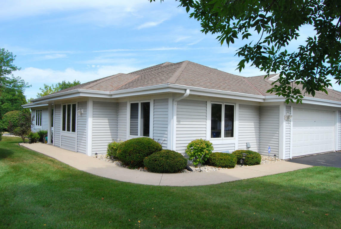 Property Photo:  7306 W Mequon Square Dr  WI 53092-8525 