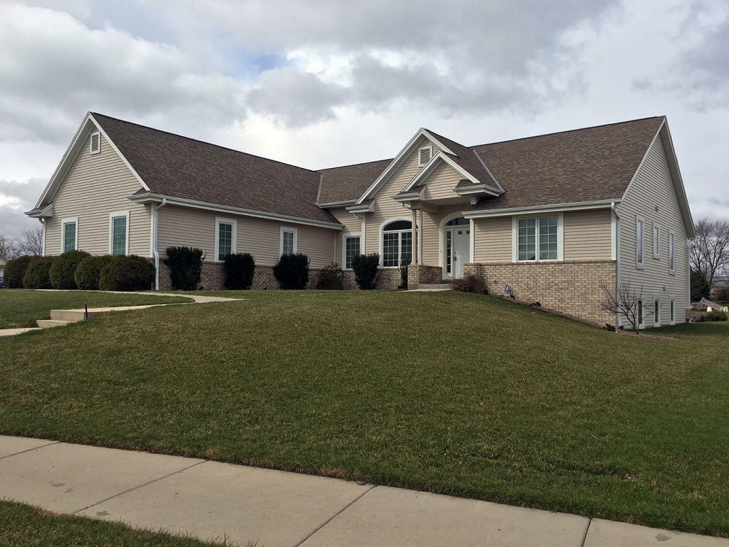 Property Photo:  1200 W Glen Crossing Dr  WI 53154-7474 