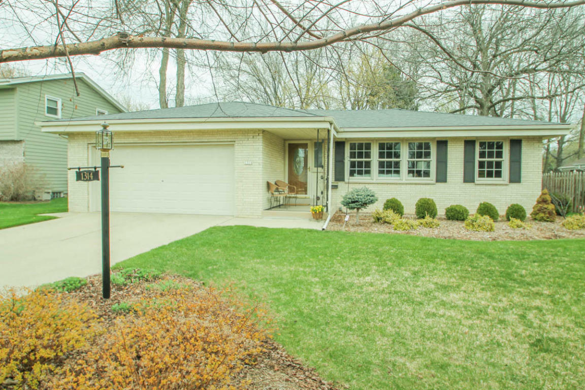 Property Photo:  1314 W Paradise Ct  WI 53209-4413 