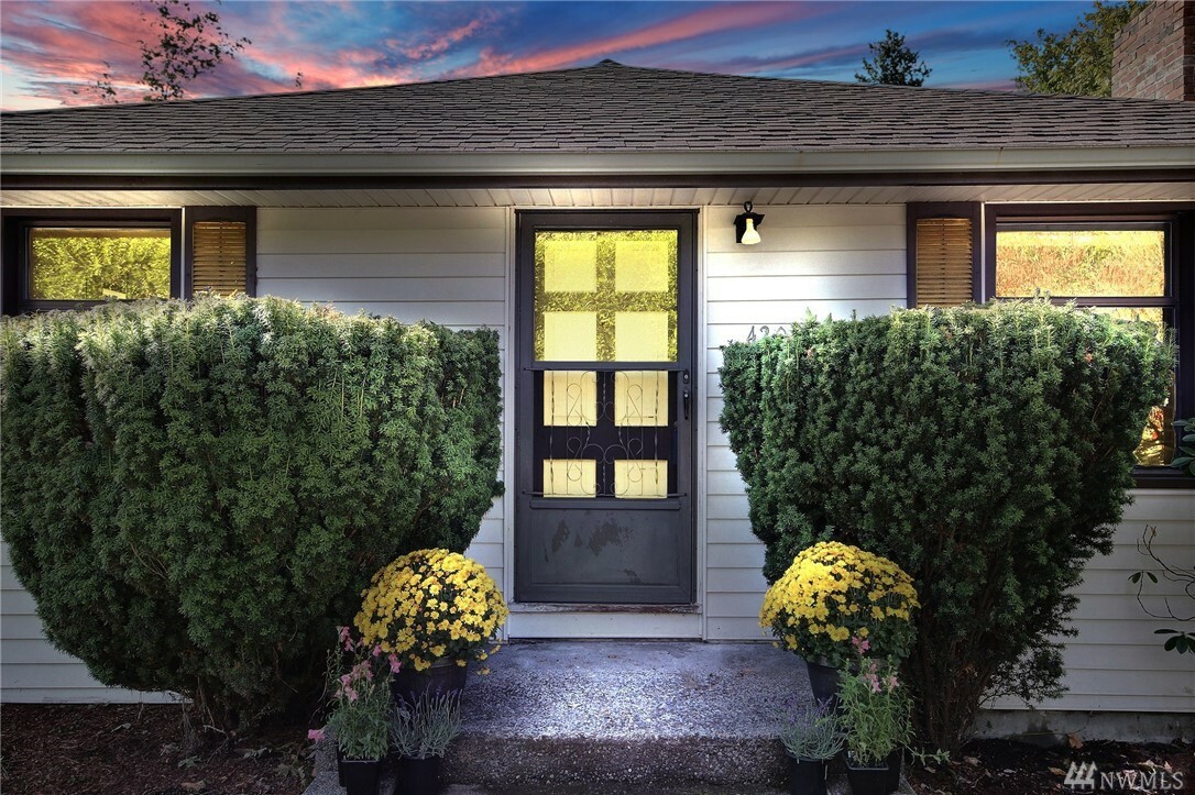 Property Photo: 4209 11th Ave S WA 98108
