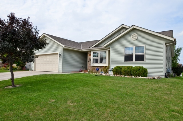 Property Photo:  402 Richards Pl  WI 53095-5443 