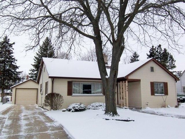 Property Photo: 930 Terrace Dr WI 53095